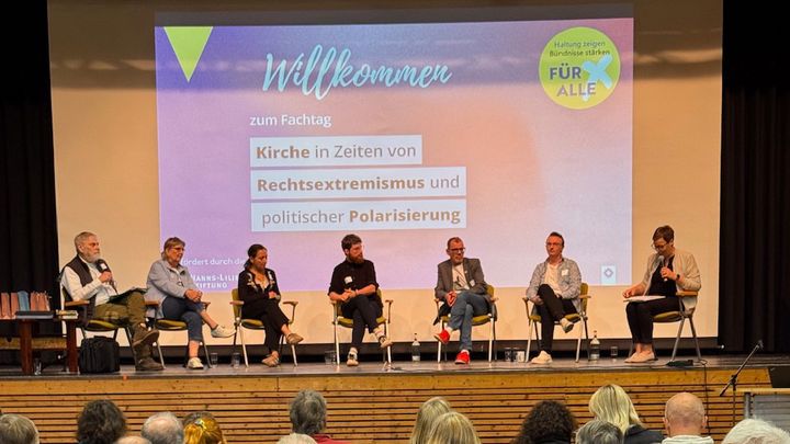Podiumsdiskussion bei Fachtag; Personen aus kirchlichen und zivilgesellschaftlichen Organisationen im Gespräch