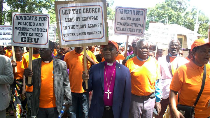 Demonstration von Pastor*innen für Vorbildfunktion im Kampf gegen geschlechterbasierte Gewalt in Malawi.