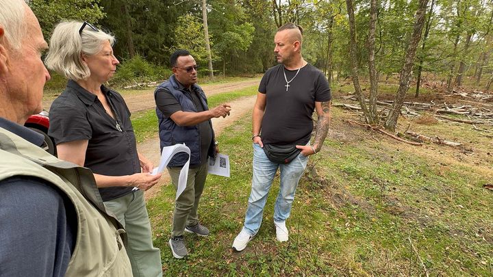 Hermann Kruse, Solomon Shiferaw, Gabriele De Bona und Christian Maaß in einem Waldgebiet in der Misselhorner Heide.